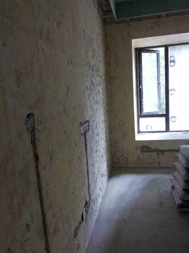 墙体面层铲除，杜绝后期涂料或墙纸翻卷起泡